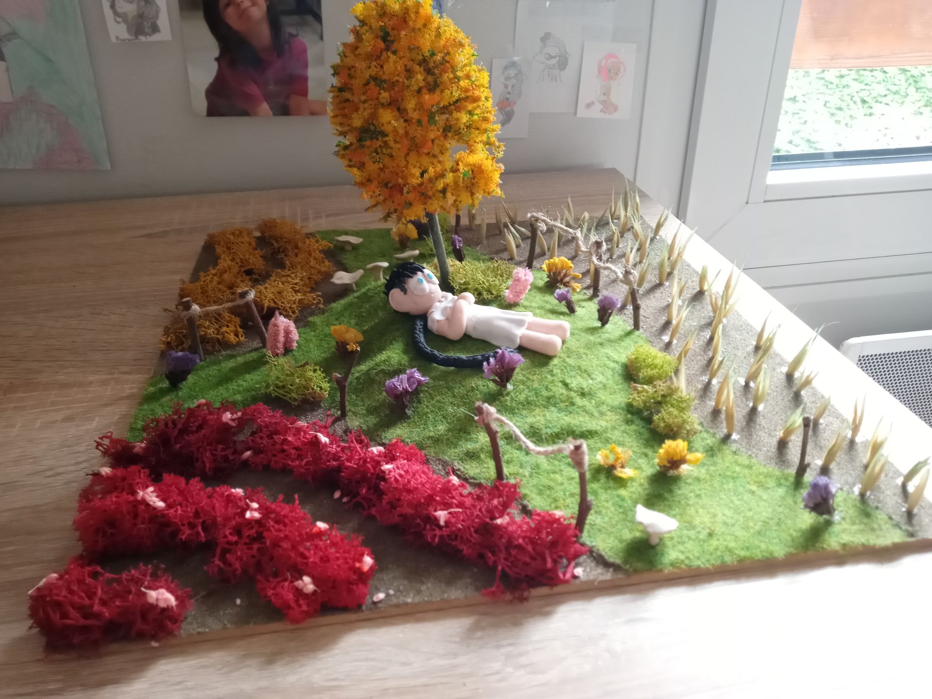 maquette d'Imouf entre des champs